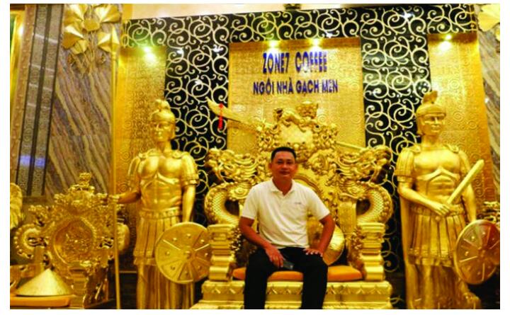 فيتنامي يبني منزلاً من الذهب